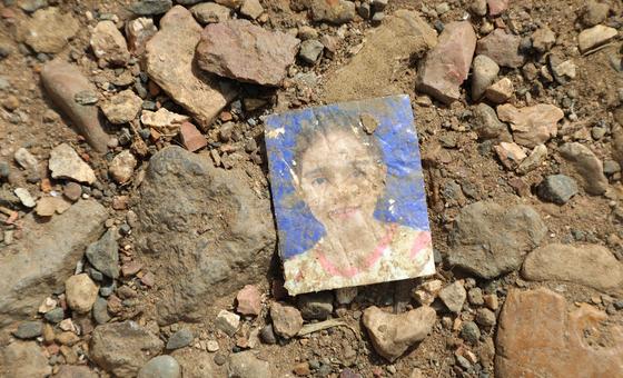 一位女子的身影在沙中渐隐，巴拿马拉哈斯布兰卡斯。